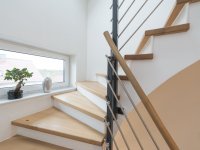 Betontreppe mit warmen Holztönen aufgewertet