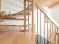 Treppe mit Materialmix (Holz, Stahl, Granit)