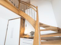 Treppe mit passenden Massivholz Möbeln
